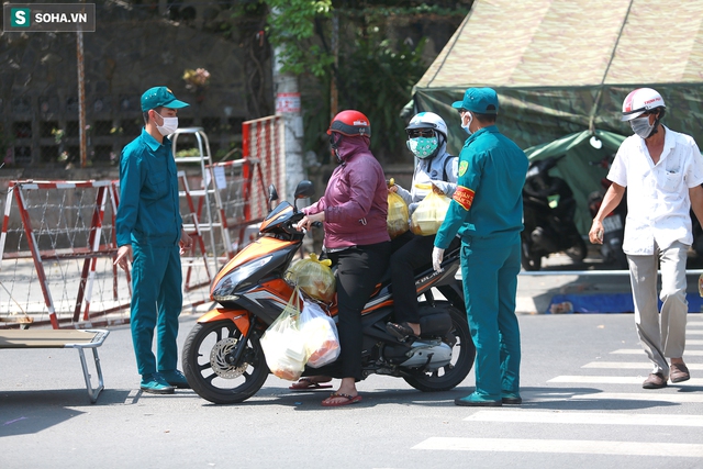  [Ảnh] Sinh viên đội nắng gắt chờ tiếp tế từ bên ngoài khu phong toả 3.000 dân ở Đại học Thủ Dầu Một - Ảnh 3.