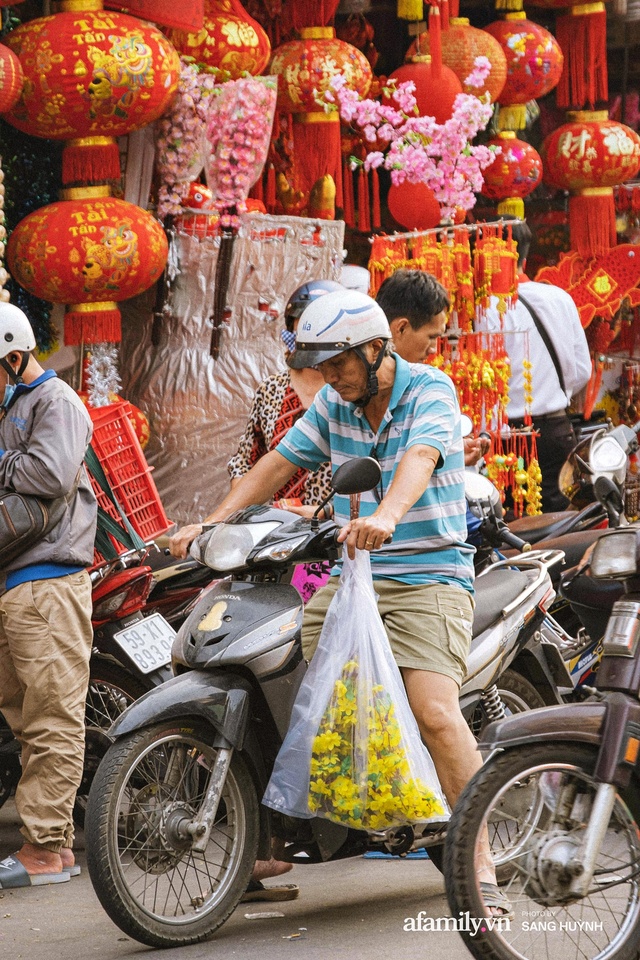 Hà Nội có Hàng Mã thì Sài Gòn cũng có phố Hải Thượng Lãn Ông - nơi bán đồ trang trí Tết rực rỡ nhất quận 5, đẹp như một Hong Kong thu nhỏ - Ảnh 26.