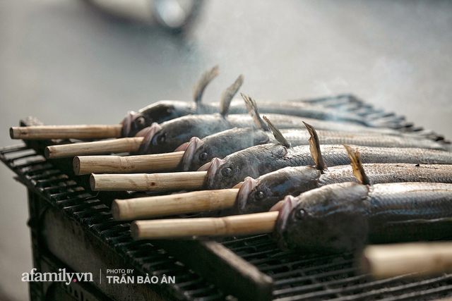 Đến tiệm bán mỗi ngày hơn 2.500 con cá lóc nướng mía, để biết món ăn này có gì đặc biệt mà người Sài Gòn năm nào cũng xếp hàng mang về cúng ông Táo!? - Ảnh 4.