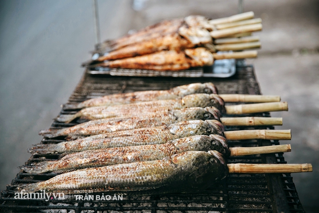 Đến tiệm bán mỗi ngày hơn 2.500 con cá lóc nướng mía, để biết món ăn này có gì đặc biệt mà người Sài Gòn năm nào cũng xếp hàng mang về cúng ông Táo!? - Ảnh 5.