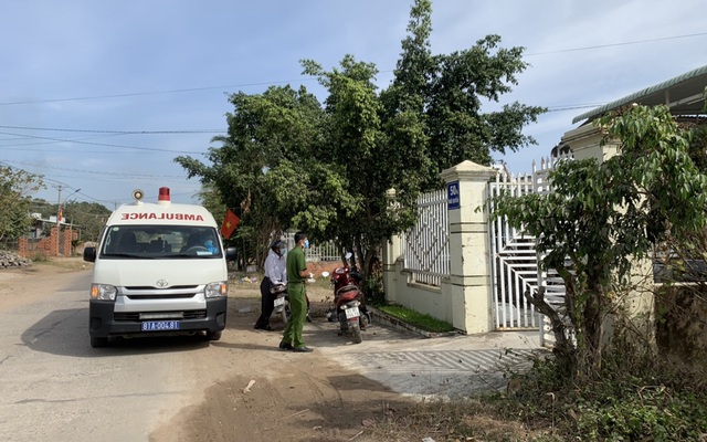 Xe cứu thương được điều động chở những trường hợp F1 đi cách ly tập trung tại thị xã Ayun Pa. Nguồn Ảnh: Vũ Chi (Gia Lai)