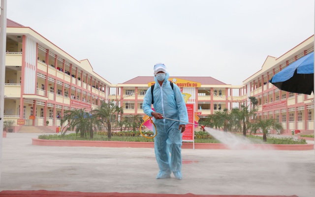 Cơ sở cách ly tập trung phường Đông Triều thường xuyên được nhân viên y tế phun khử khuẩn tiêu độc. Nguồn ảnh: Phạm Tăng ( Báo Quảng Ninh)