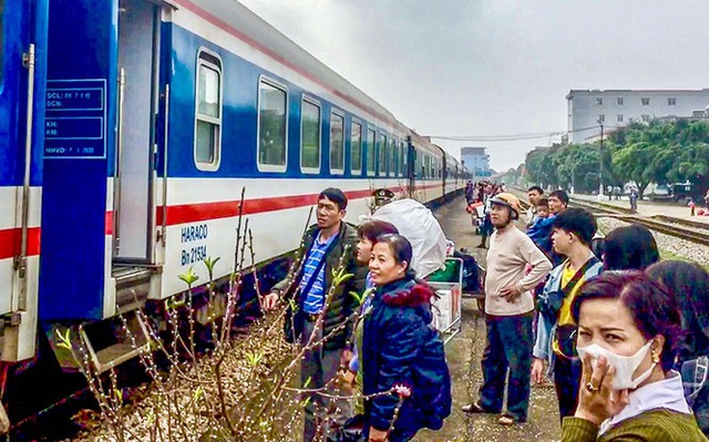 Khách ồ ạt trả lại vé tàu dịp Tết Nguyên đán do lo ngại dịch COVID-19, đường sắt cạn tiền mặt. Ảnh minh hoạ.