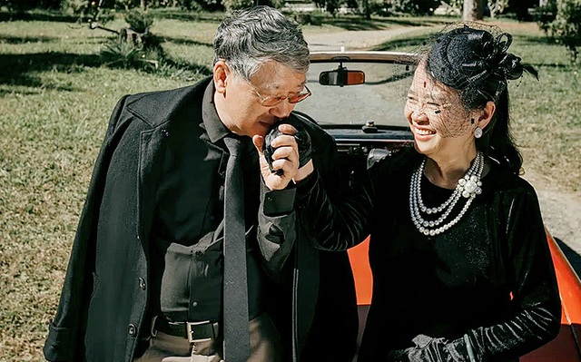 Bộ ảnh kỉ niệm 47 năm ngày cưới càng ngắm càng thấy "tình" của cặp đôi U80 tại Đà Lạt, khiến ai cũng ước ao có một tình yêu trọn đời ngát xanh