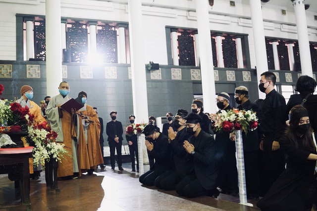 Bên trong lễ tang NSND Hoàng Dũng: Giới nghệ sĩ nghẹn ngào, mắt đỏ hoe trong giờ phút tiễn đưa linh cữu về nơi an nghỉ - Ảnh 2.