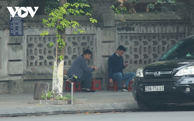 Nhiều quán ăn đường phố, trà đá vỉa hè ở Hà Nội vi phạm chỉ đạo chống dịch Covid-19 - Ảnh 4.