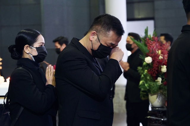 Bên trong lễ tang NSND Hoàng Dũng: Giới nghệ sĩ nghẹn ngào, mắt đỏ hoe trong giờ phút tiễn đưa linh cữu về nơi an nghỉ - Ảnh 6.