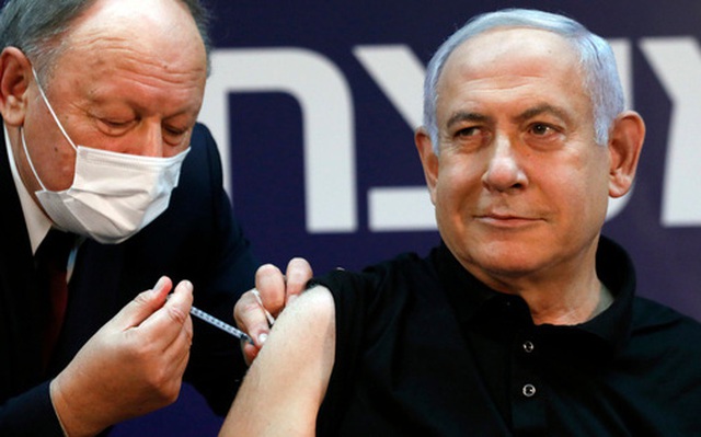 Thủ tướng Benjamin Netanyahu nhận vắc-xin coronavirus từ bác sĩ riêng của ông, Tiến sĩ Tzvi Berkovitz, tại Trung tâm Y tế Sheba ở Ramat Gan, vào ngày 19/12/2020, trở thành người Israel đầu tiên tiêm vắc-xin này.