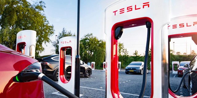 Bắt tay đầu tư trạm sạc xe điện trên khắp cả nước, VinFast có thể học được gì từ Tesla? - Ảnh 2.