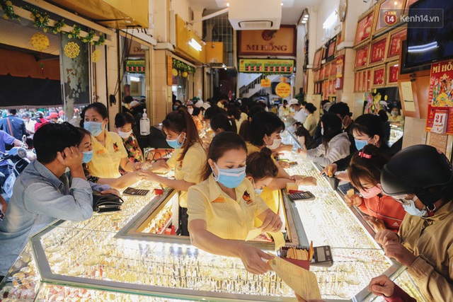 Người Sài Gòn ùn ùn đi mua vàng ngày vía Thần tài, có người mua cả 2 cây vàng lấy may mắn - Ảnh 2.