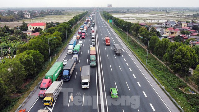 Xe tải, container nối đuôi hàng km trên cao tốc Hà Nội - Hải Phòng chờ khai báo y tế  - Ảnh 2.