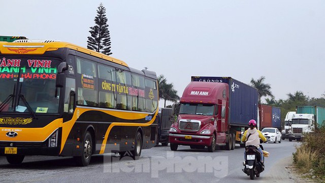 Xe tải, container nối đuôi hàng km trên cao tốc Hà Nội - Hải Phòng chờ khai báo y tế  - Ảnh 11.