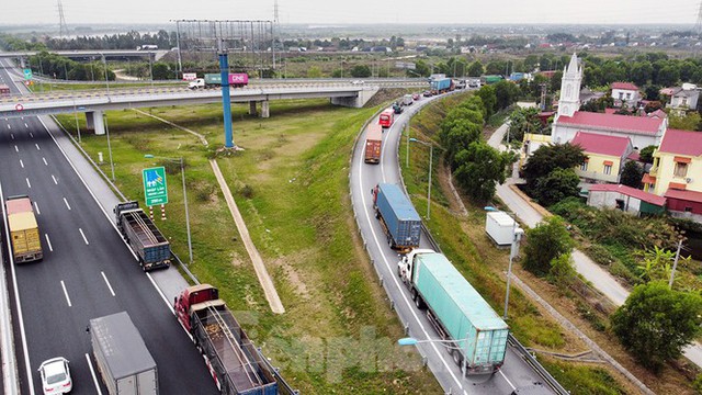 Xe tải, container nối đuôi hàng km trên cao tốc Hà Nội - Hải Phòng chờ khai báo y tế  - Ảnh 4.