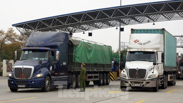 Xe tải, container nối đuôi hàng km trên cao tốc Hà Nội - Hải Phòng chờ khai báo y tế  - Ảnh 6.