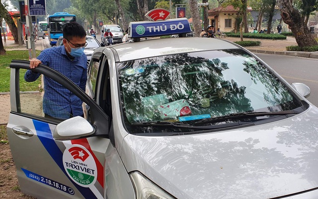 Tài xế taxi 'thấm đòn' COVID-19