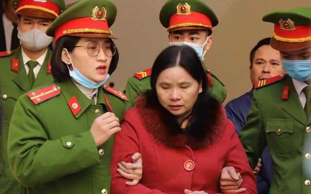 Bị cáo Hoàng Thị Hậu (Hà Tĩnh) vừa bị tuyên án 22 năm tù vì tội chiếm đoạt hơn 34 tỷ đồng tiền thuế bằng thủ đoạn mua bán hóa đơn