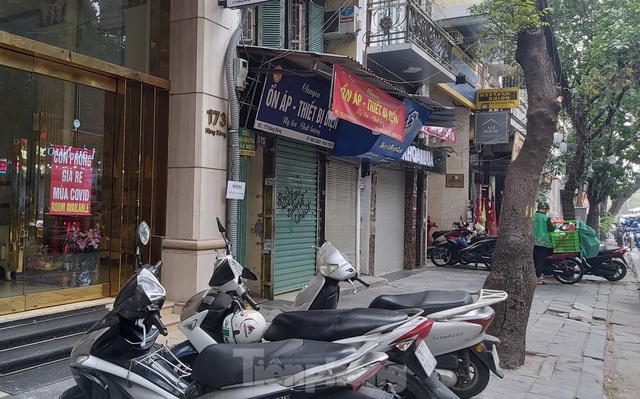 Hàng loạt khách sạn, cửa hàng Hà Nội treo biển cho thuê sau Tết