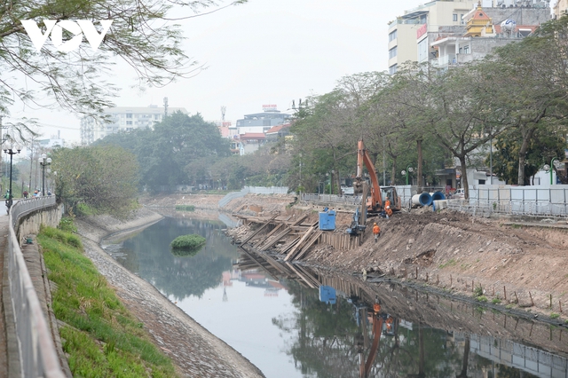 Cận cảnh lắp đặt hệ thống cống thu gom nước thải dọc sông Tô Lịch - Ảnh 1.