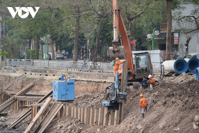 Cận cảnh lắp đặt hệ thống cống thu gom nước thải dọc sông Tô Lịch - Ảnh 2.