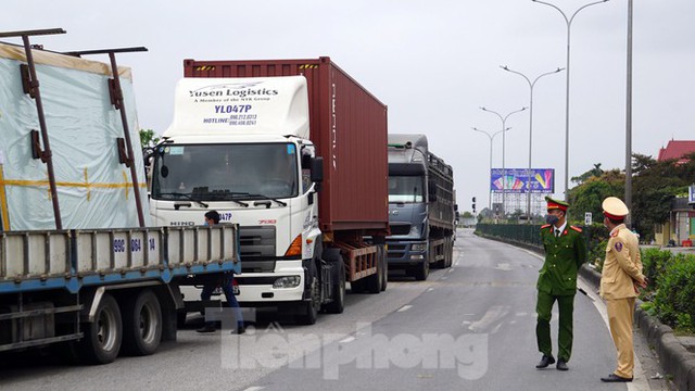 Hàng nghìn xe tải nườm nượp qua chốt COVID-19 trên QL5 ra cảng Hải Phòng - Ảnh 1.