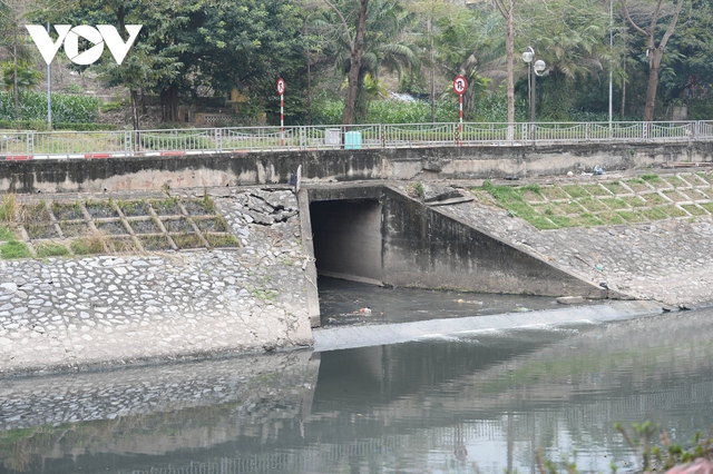 Cận cảnh lắp đặt hệ thống cống thu gom nước thải dọc sông Tô Lịch - Ảnh 14.