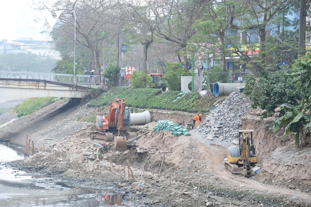 Cận cảnh lắp đặt hệ thống cống thu gom nước thải dọc sông Tô Lịch - Ảnh 5.