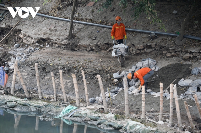Cận cảnh lắp đặt hệ thống cống thu gom nước thải dọc sông Tô Lịch - Ảnh 6.