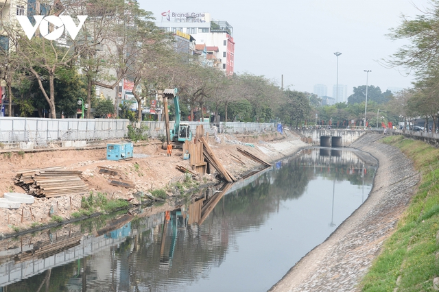 Cận cảnh lắp đặt hệ thống cống thu gom nước thải dọc sông Tô Lịch - Ảnh 7.