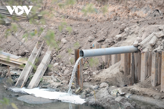 Cận cảnh lắp đặt hệ thống cống thu gom nước thải dọc sông Tô Lịch - Ảnh 8.