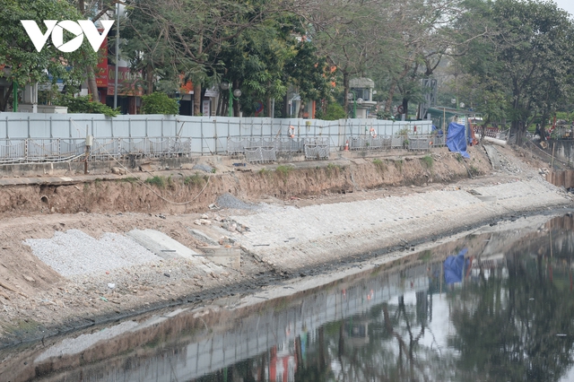 Cận cảnh lắp đặt hệ thống cống thu gom nước thải dọc sông Tô Lịch - Ảnh 9.