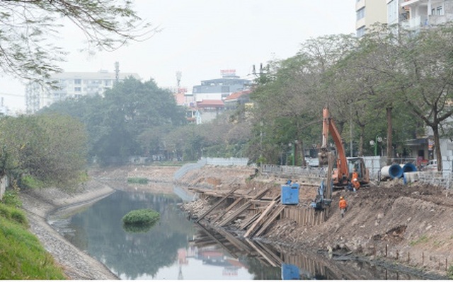 Cận cảnh lắp đặt hệ thống cống thu gom nước thải dọc sông Tô Lịch