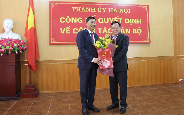Phó Bí thư Thành ủy Nguyễn Văn Phong trao quyết định cho đồng chí Đỗ Anh Tuấn ( Ảnh: Cổng thông tin Hà Nội)