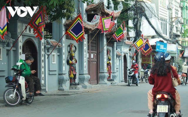 Chùa chiền đóng cửa, vắng vẻ trong ngày rằm tháng Giêng - Ảnh 1.