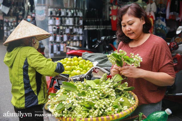 Hàng bưởi Diễn da vàng óng có từng búi hoa tươi trở thành món hàng siêu độc trên chợ nhà giàu Hà Nội, tận 100k/quả, bà chủ thu cả chục triệu mỗi ngày!  - Ảnh 15.