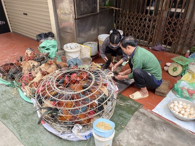 Chợ họp sớm, tiểu thương bỏng tay đóng hàng tạ xôi ngày Rằm - Ảnh 4.