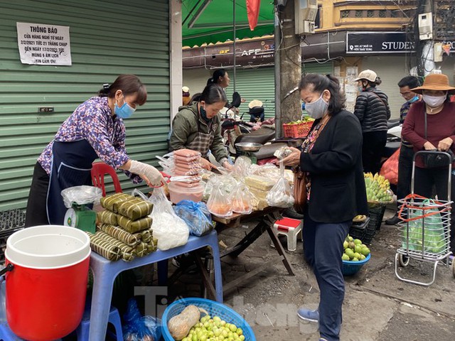 Chợ họp sớm, tiểu thương bỏng tay đóng hàng tạ xôi ngày Rằm - Ảnh 7.