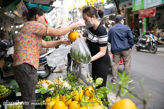 Hàng bưởi Diễn da vàng óng có từng búi hoa tươi trở thành món hàng siêu độc trên chợ nhà giàu Hà Nội, tận 100k/quả, bà chủ thu cả chục triệu mỗi ngày!  - Ảnh 8.