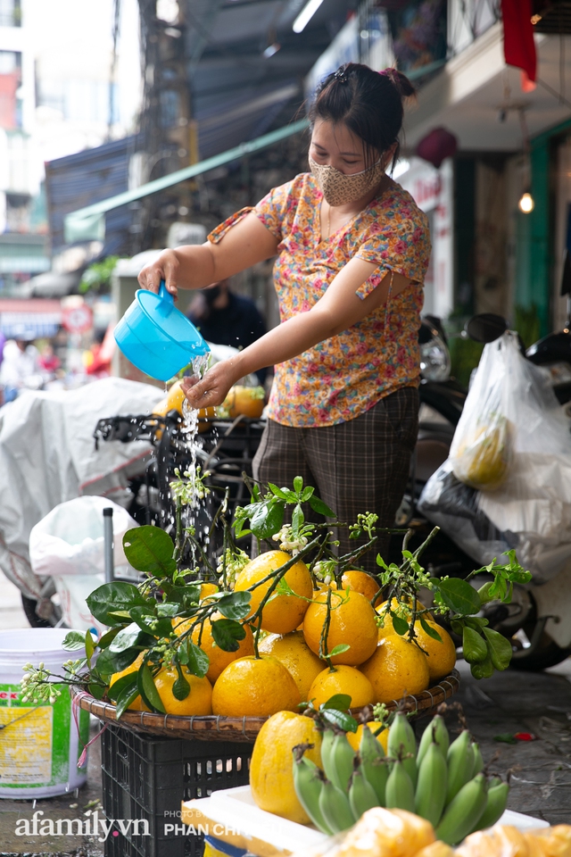 Hàng bưởi Diễn da vàng óng có từng búi hoa tươi trở thành món hàng siêu độc trên chợ nhà giàu Hà Nội, tận 100k/quả, bà chủ thu cả chục triệu mỗi ngày! - Ảnh 9.
