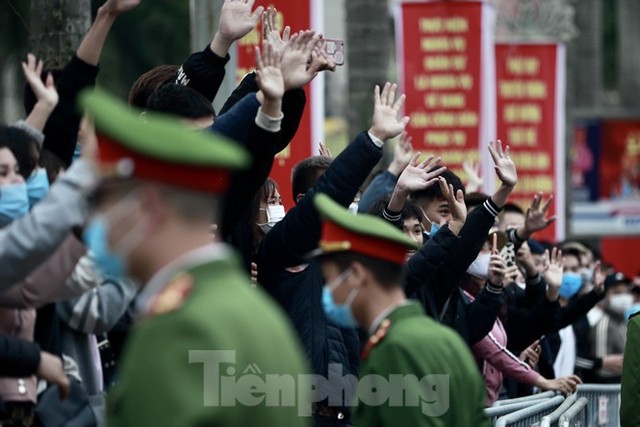 Bí thư Vương Đình Huệ tặng hoa, tiễn tân binh lên đường nhập ngũ - Ảnh 11.