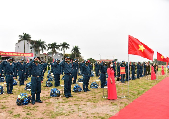 Bí thư Vương Đình Huệ tặng hoa, tiễn tân binh lên đường nhập ngũ - Ảnh 4.