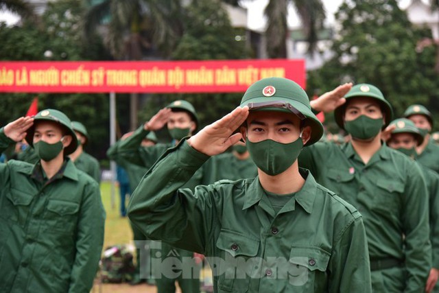 Bí thư Vương Đình Huệ tặng hoa, tiễn tân binh lên đường nhập ngũ - Ảnh 5.