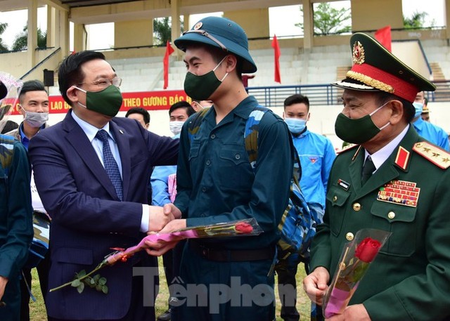 Bí thư Vương Đình Huệ tặng hoa, tiễn tân binh lên đường nhập ngũ - Ảnh 6.