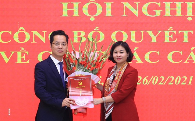Phó Bí thư Thường trực Thành ủy Nguyễn Thị Tuyến trao Quyết định và tặng hoa chúc mừng ông Vũ Đăng Định ( Ảnh: hanoi.gov.vn)