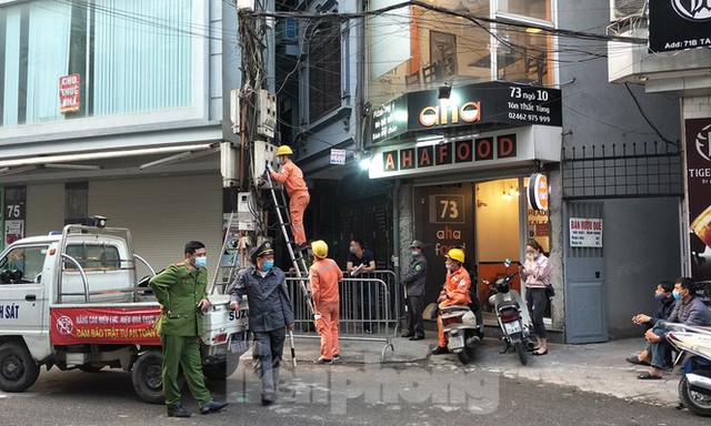 Cảnh sát phong tỏa con ngõ vụ hỏa hoạn 4 thanh niên tử vong - Ảnh 2.