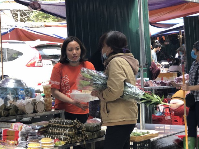 Dịch tái bùng phát phức tạp, người dân đến chợ đầu mối Hà Nội vẫn quên khẩu trang - Ảnh 9.