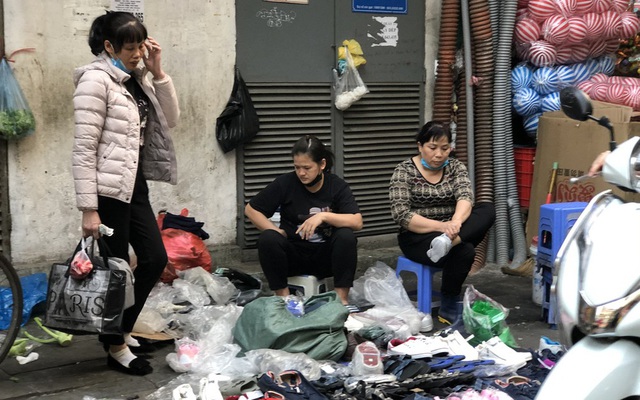 Dịch tái bùng phát phức tạp, người dân đến chợ đầu mối Hà Nội vẫn 'quên' khẩu trang