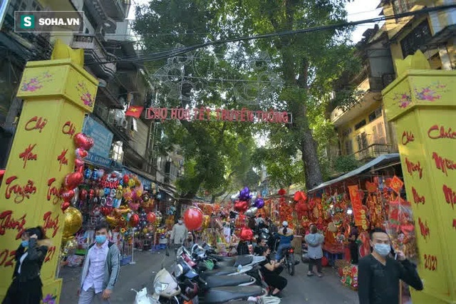 Cảnh xưa nay hiếm tại khu chợ chỉ họp duy nhất 1 lần trong năm, ai cũng giống ai ở 1 điểm