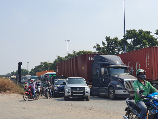  Xe tải và container đang bịt kín cửa ngõ phía Đông TP HCM  - Ảnh 7.