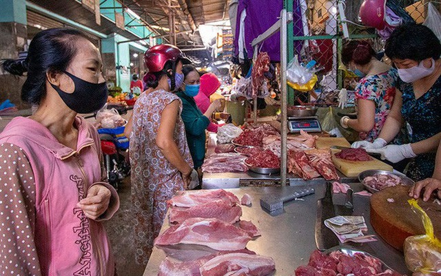 Do nguồn cung dư thừa nên giá lợn ở chợ cũng giảm theo. (Ảnh: PLO)