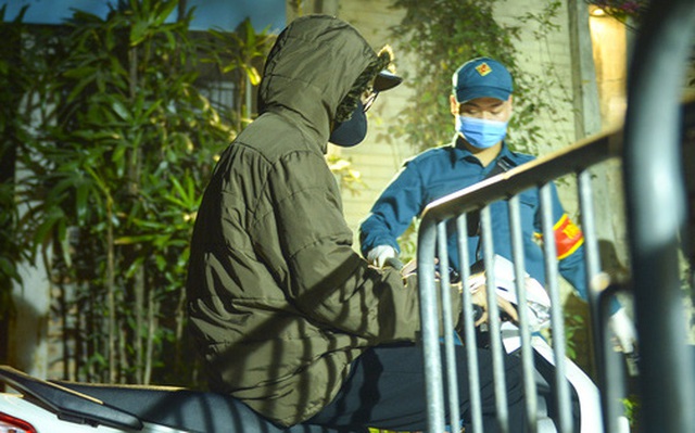 Người dân tự nguyện đến chung cư 88 Láng Hạ lấy mẫu xét nghiệm COVID-19 lúc 1h sáng